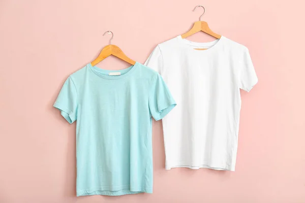 Shirts Brancas Azuis Penduradas Parede Rosa — Fotografia de Stock