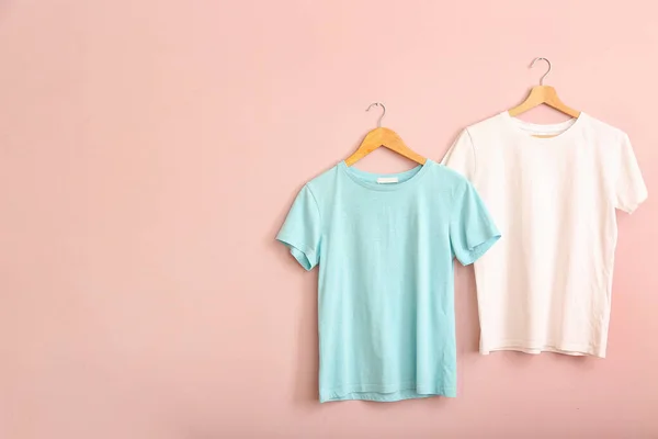 Camisetas Blancas Azules Colgadas Pared Rosa —  Fotos de Stock