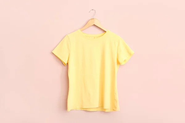 Geel Shirt Hangend Aan Roze Muur — Stockfoto