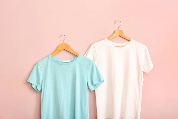 Vita Och Blå Shirts Hängande Rosa Vägg — Stockfoto