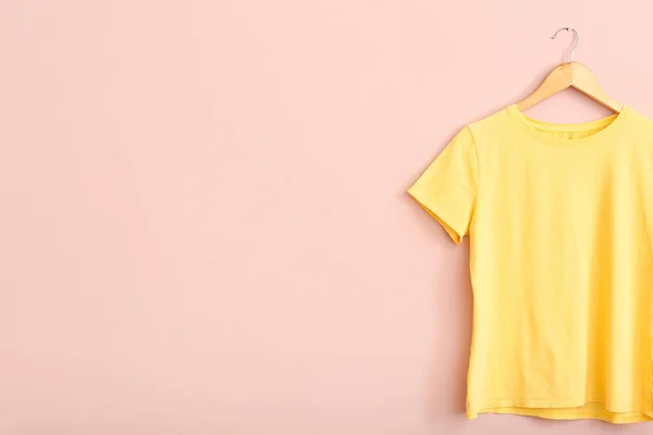 Geel Shirt Hangend Aan Roze Muur — Stockfoto