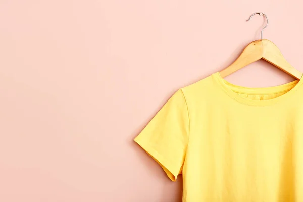 Shirt Amarela Pendurada Parede Rosa — Fotografia de Stock