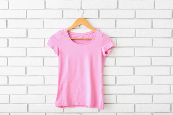Camiseta Rosa Colgada Pared Ladrillo Blanco —  Fotos de Stock
