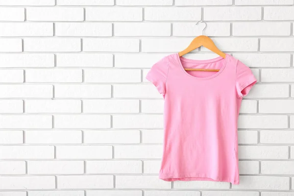 Roze Shirt Hangend Aan Witte Bakstenen Muur — Stockfoto