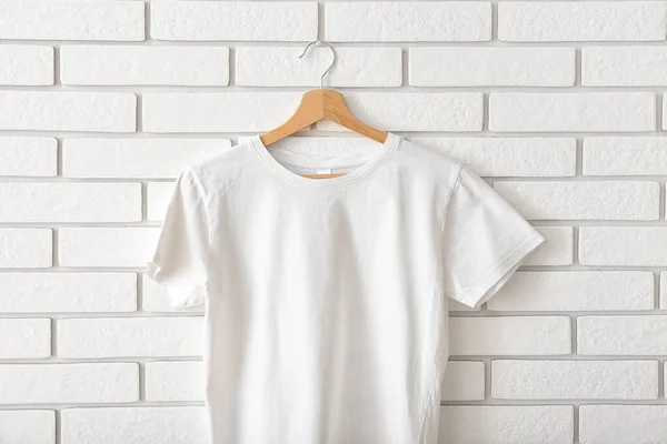 Κομψό Shirt Κρέμεται Λευκό Τοίχο Από Τούβλα — Φωτογραφία Αρχείου