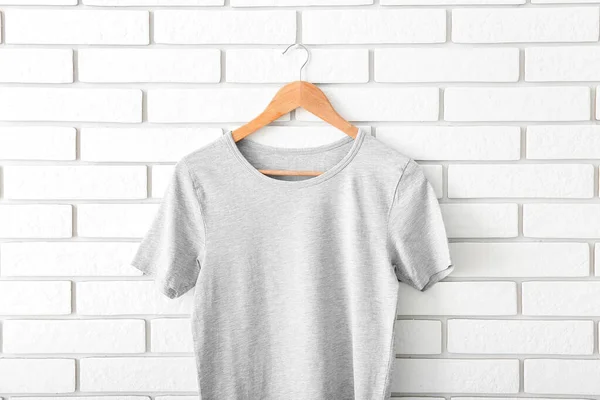 Grijs Shirt Hangend Aan Witte Bakstenen Muur — Stockfoto