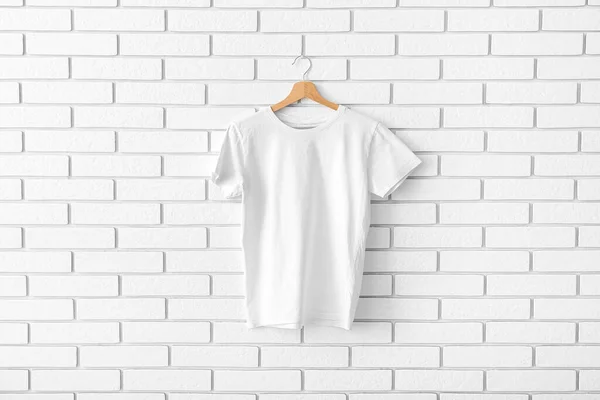 Elegante Shirt Pendurada Parede Tijolo Branco — Fotografia de Stock