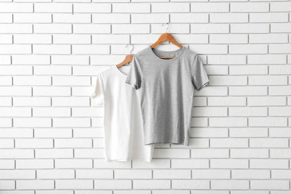 Bergaya Shirt Tergantung Dinding Bata Putih — Stok Foto