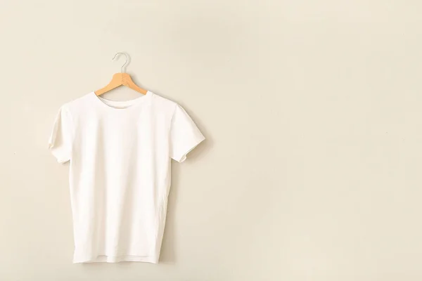 Λευκό Shirt Κρέμεται Γκρι Τοίχο — Φωτογραφία Αρχείου