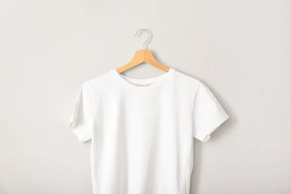 Λευκό Shirt Κρέμεται Γκρι Τοίχο — Φωτογραφία Αρχείου