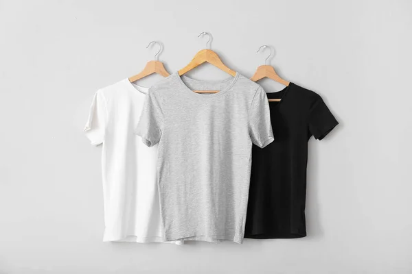 Stijlvolle Shirts Hangend Aan Grijze Muur — Stockfoto