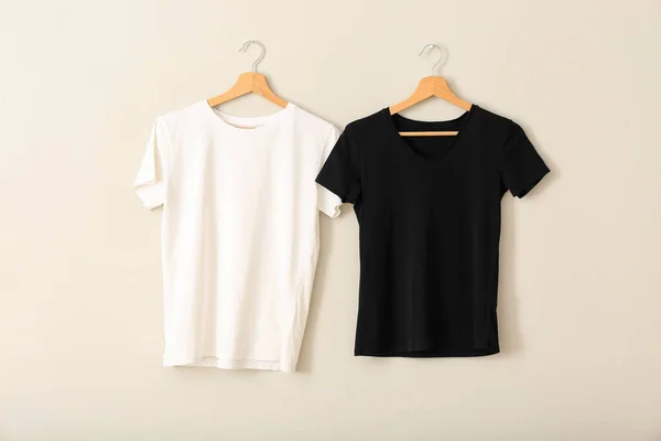 Zwart Witte Shirts Hangend Aan Grijze Wand — Stockfoto