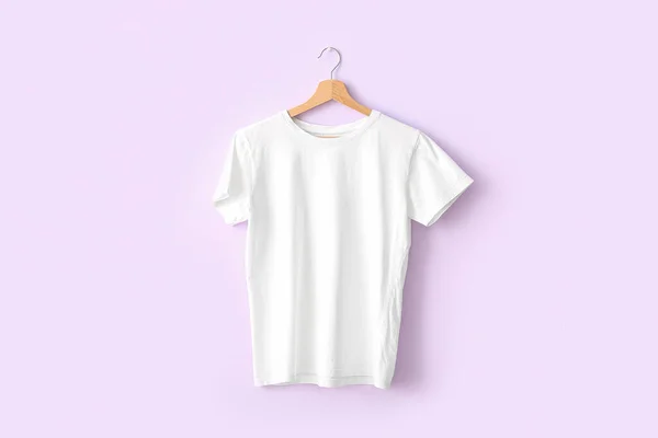 Wit Shirt Hangend Aan Lila Muur — Stockfoto