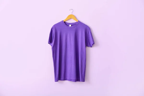 Фиолетовая Футболка Висит Сиреневой Стене — стоковое фото