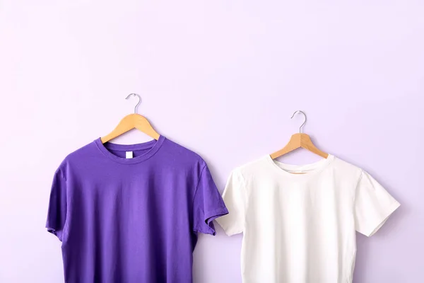 Paars Witte Shirts Hangend Aan Lila Wand — Stockfoto