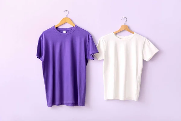 Camisetas Roxas Brancas Penduradas Parede Lilás — Fotografia de Stock