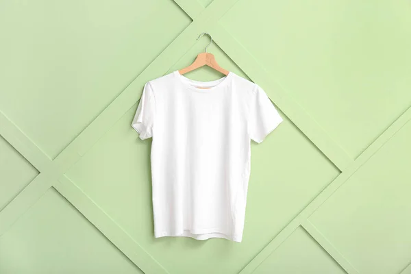 Λευκό Shirt Κρέμεται Πράσινο Τοίχο — Φωτογραφία Αρχείου