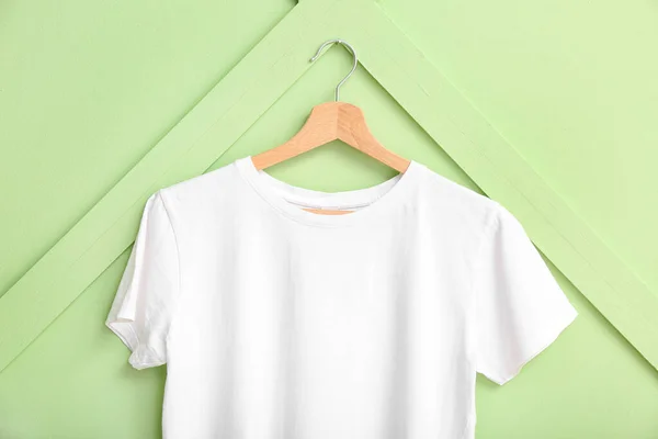 Bílé Tričko Visící Zelené Stěně — Stock fotografie