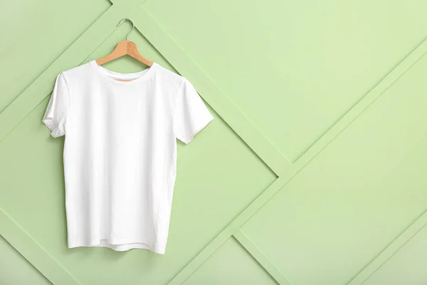 Λευκό Shirt Κρέμεται Πράσινο Τοίχο — Φωτογραφία Αρχείου