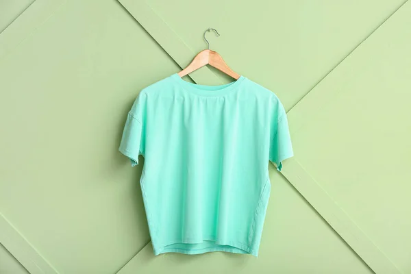 Blauw Shirt Hangend Aan Groene Muur — Stockfoto