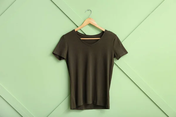 Stijlvol Shirt Hangend Aan Groene Muur — Stockfoto