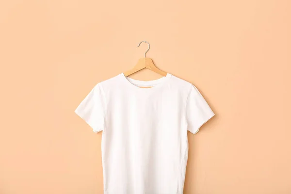 Bílé Tričko Visící Světlé Stěně — Stock fotografie
