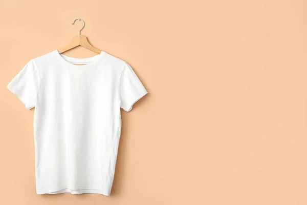 Wit Shirt Hangend Aan Lichte Wand — Stockfoto