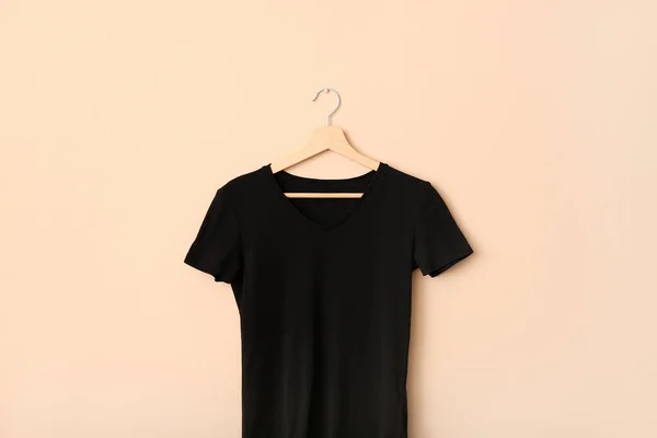 Camiseta Negra Colgada Pared Clara — Foto de Stock