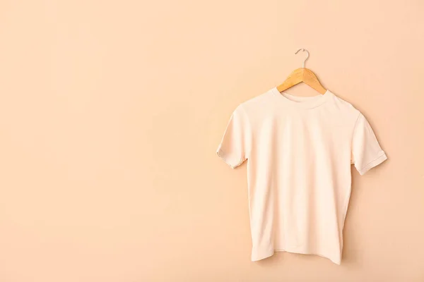 Wit Shirt Hangend Aan Lichte Wand — Stockfoto