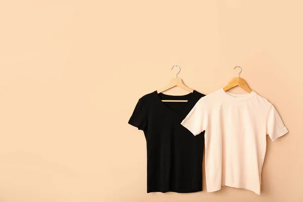 Witte Zwarte Shirts Hangend Aan Lichte Wand — Stockfoto