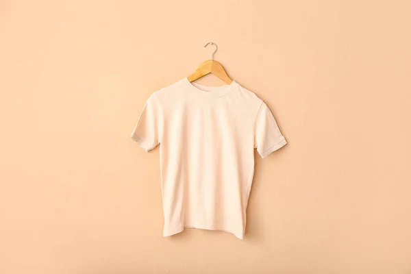 Λευκό Shirt Κρέμεται Ανοιχτό Τοίχο — Φωτογραφία Αρχείου