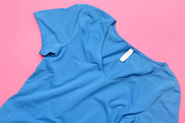 Μπλε Κοντομάνικο Shirt Ροζ Φόντο — Φωτογραφία Αρχείου