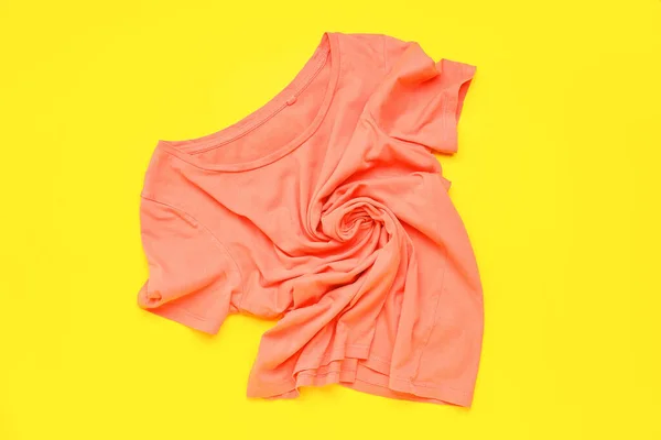 Camiseta Arrugada Rosa Sobre Fondo Amarillo — Foto de Stock