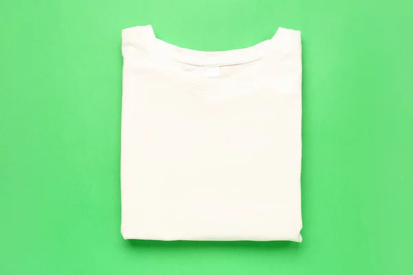 Opgevouwen Wit Shirt Groene Achtergrond — Stockfoto