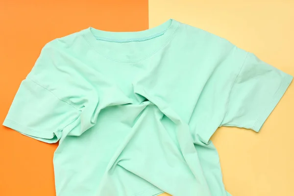 Camiseta Azul Arrugada Sobre Fondo Colorido — Foto de Stock