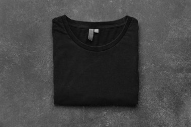 Koyu arkaplanda katlanmış siyah tişört