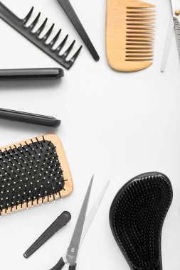 Beyaz arka planda kuaför aksesuarlarından yapılmış çerçeve