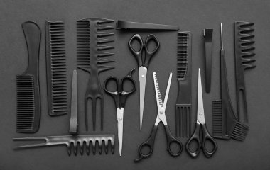 Siyah arka planda kuaför aksesuarları ile kompozisyon