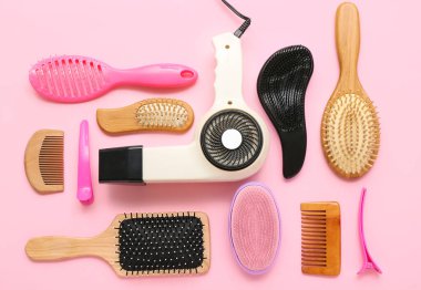 Pembe arka planda saç fırçası ve kurutuculu kompozisyon