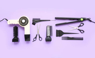 Leylak arka planında kuaför aksesuarları olan kompozisyon