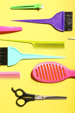 Sarı arka planda kuaför aksesuarları olan kompozisyon