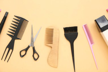 Bej arkaplanda makaslı saç fırçaları