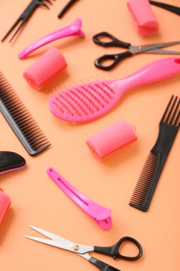 Kırmızı arka planda kuaför aksesuarları olan kompozisyon, yakın plan.