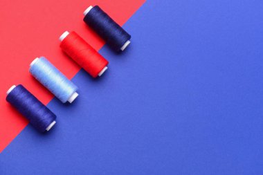 Renk arka plan üzerinde farklı dikiş ipliği