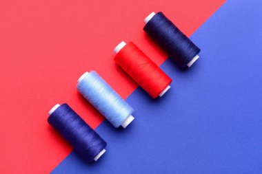 Renk arka plan üzerinde farklı dikiş ipliği