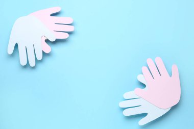 Mavi arka planda kağıt palmiyelerden yapılmış çerçeve. Dostluk Günü kutlaması