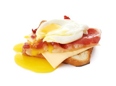 Benedict yumurtası beyaz arka planda izole edilmiş.