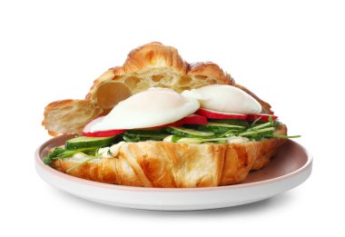 Beyaz arka planda lezzetli yumurtalı Benedict tabağı.