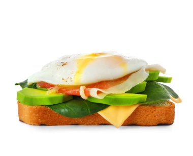 Benedict yumurtası beyaz arka planda izole edilmiş.