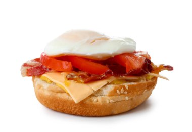 Benedict yumurtası beyaz arka planda izole edilmiş.